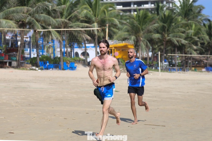 Bãi biển Đà Nẵng lại sạch đẹp như chưa hề có... bão - 12