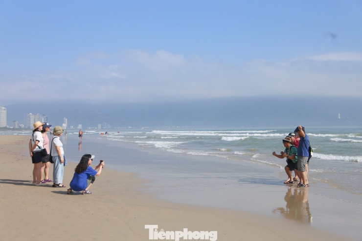 Bãi biển Đà Nẵng lại sạch đẹp như chưa hề có... bão - 13