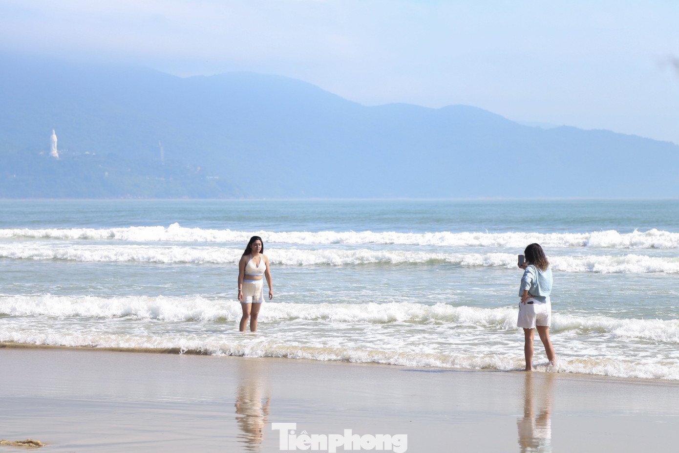 Bãi biển Đà Nẵng lại sạch đẹp như chưa hề có... bão - 17