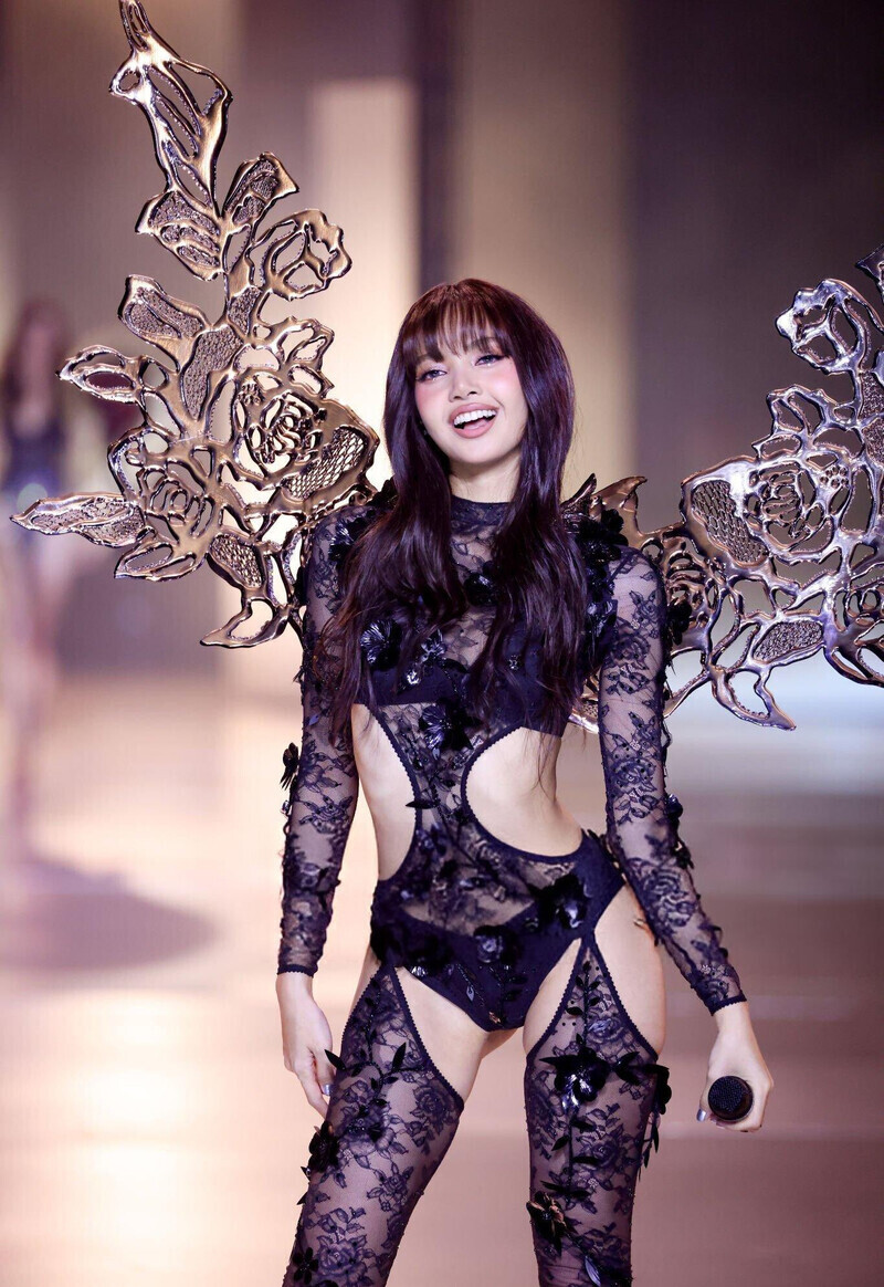 TWICE bị chê tơi tả ở Victoria's Secret Show, đẳng cấp thua xa Lisa (BLACKPINK)!- Ảnh 10.