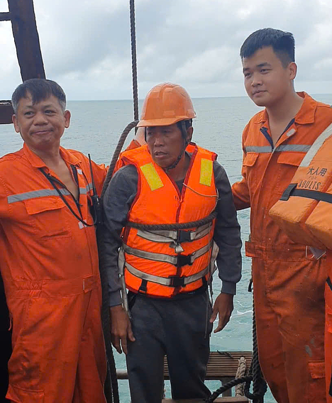 42 giờ lênh đênh giữa biển của người đàn ông Lý Sơn: Ăn sống cua cá nhỏ để sinh tồn, ngửa mặt lên trời uống nước mưa- Ảnh 3.