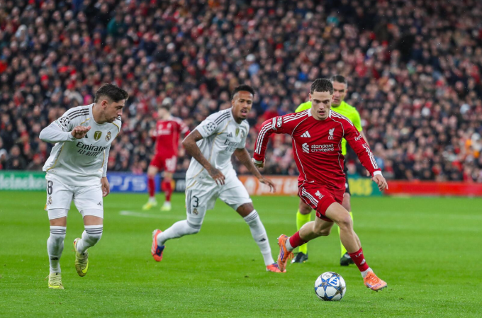 Florian Wirtz (áo đỏ) đi bóng trong trận Liverpool thắng Real 1-0 ở Champions League trên sân Anfield ngày 4/11/2025. Ảnh: Imago