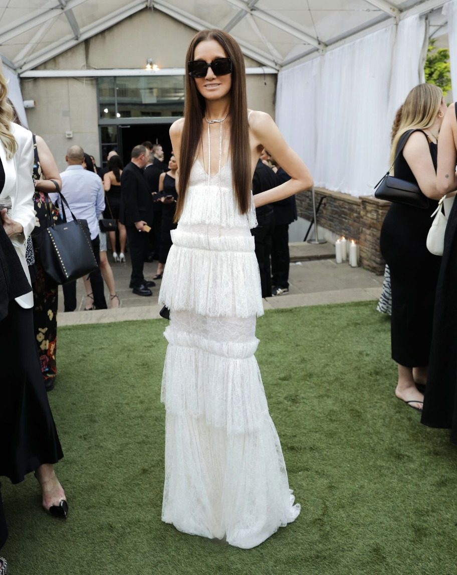 Bà hoàng váy cưới lộ bóng lưng không tin nổi ở tuổi 76- Ảnh 11.