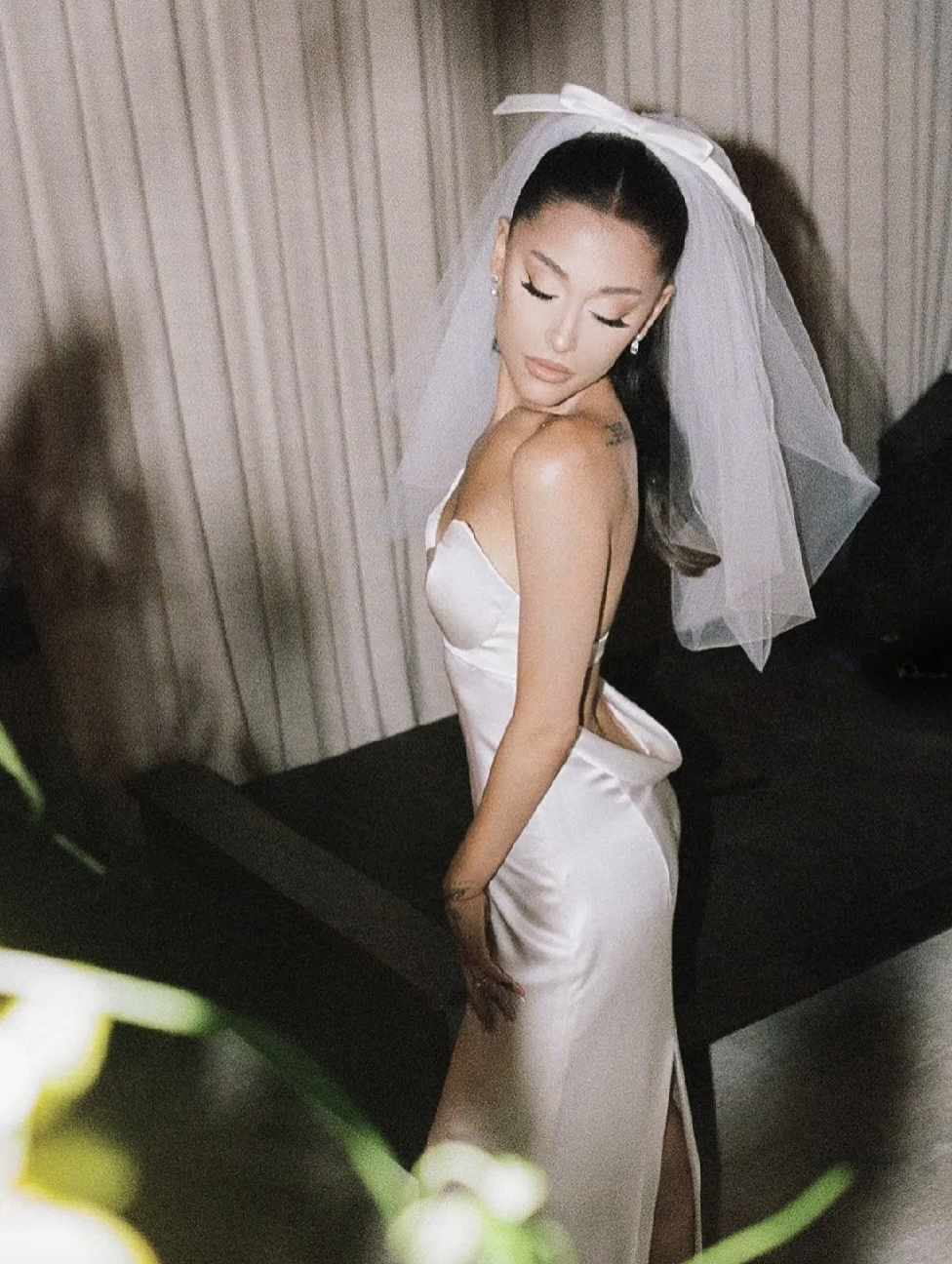 Bà hoàng váy cưới lộ bóng lưng không tin nổi ở tuổi 76- Ảnh 15.