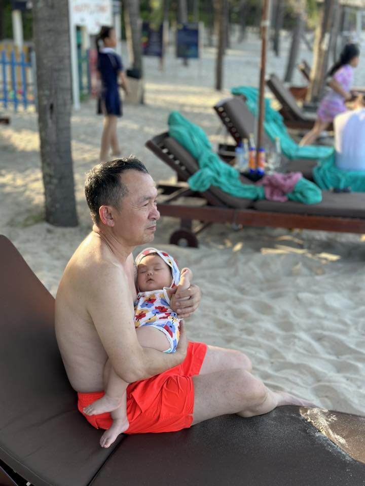 Nam nhạc sĩ hạnh phúc khi lên chức ông ngoại ở tuổi U60.