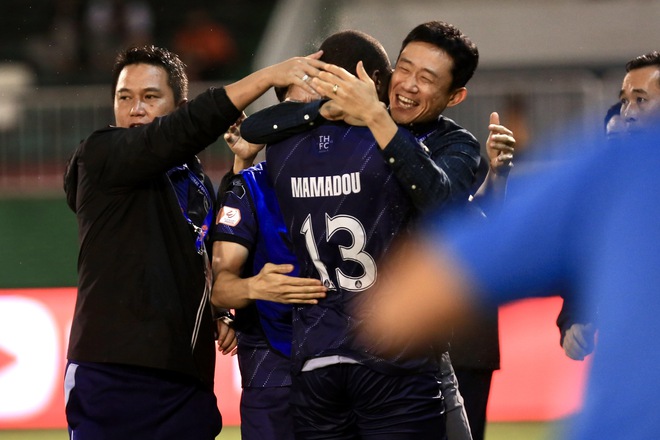 HAGL thoát thua Thanh Hóa nhờ bàn thắng nghẹt thở phút 100: Ông Vũ Tiến Thành ăn mừng cực lạ- Ảnh 4.