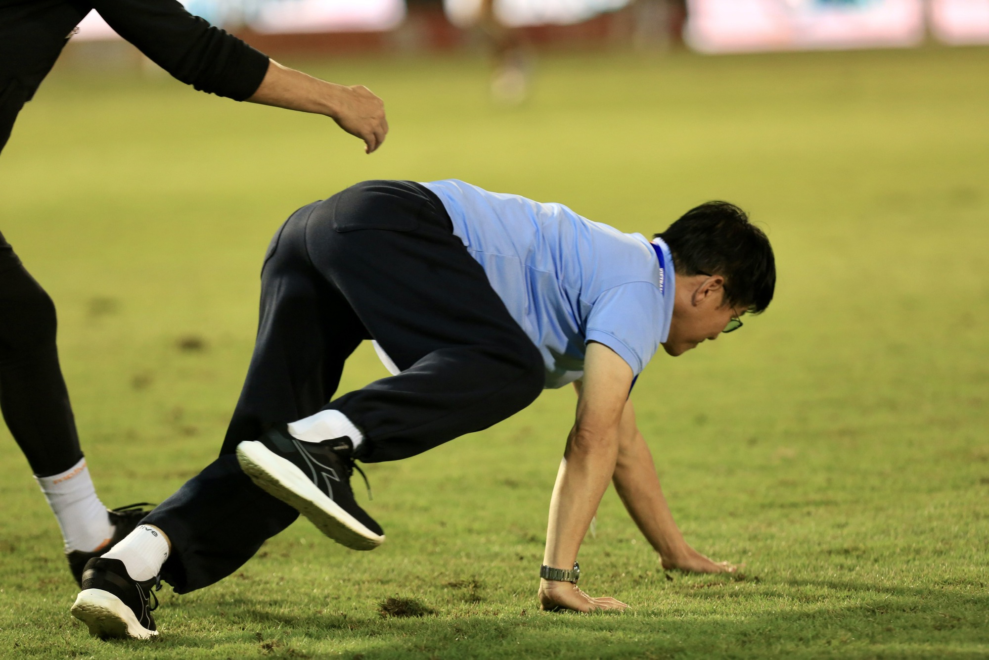 HAGL thoát thua Thanh Hóa nhờ bàn thắng nghẹt thở phút 100: Ông Vũ Tiến Thành ăn mừng cực lạ- Ảnh 6.