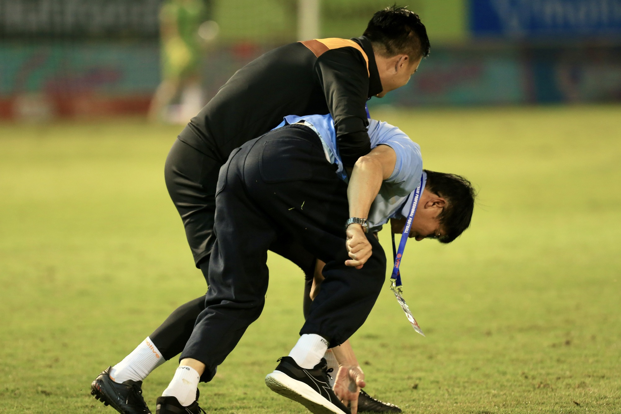 HAGL thoát thua Thanh Hóa nhờ bàn thắng nghẹt thở phút 100: Ông Vũ Tiến Thành ăn mừng cực lạ- Ảnh 8.