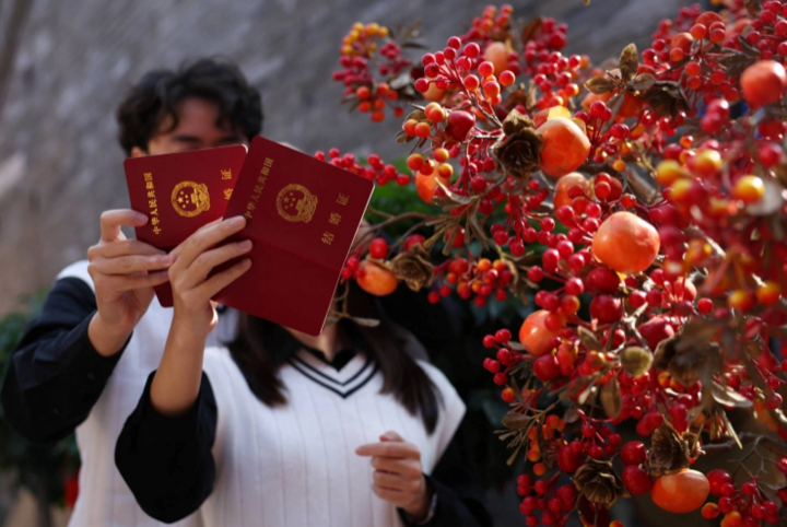 Đám cưới kiểu mới ở Trung Quốc: Trong quán bar, ga tàu và giữa đỉnh núi tuyết- Ảnh 4.