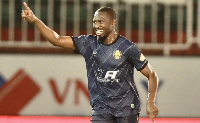 Trung vệ Mamadou mừng bàn mở tỷ số cho Thanh Hóa trước HAGL ở vòng 11 V-League 2025-2026 tối 9/11. Ảnh: VPF