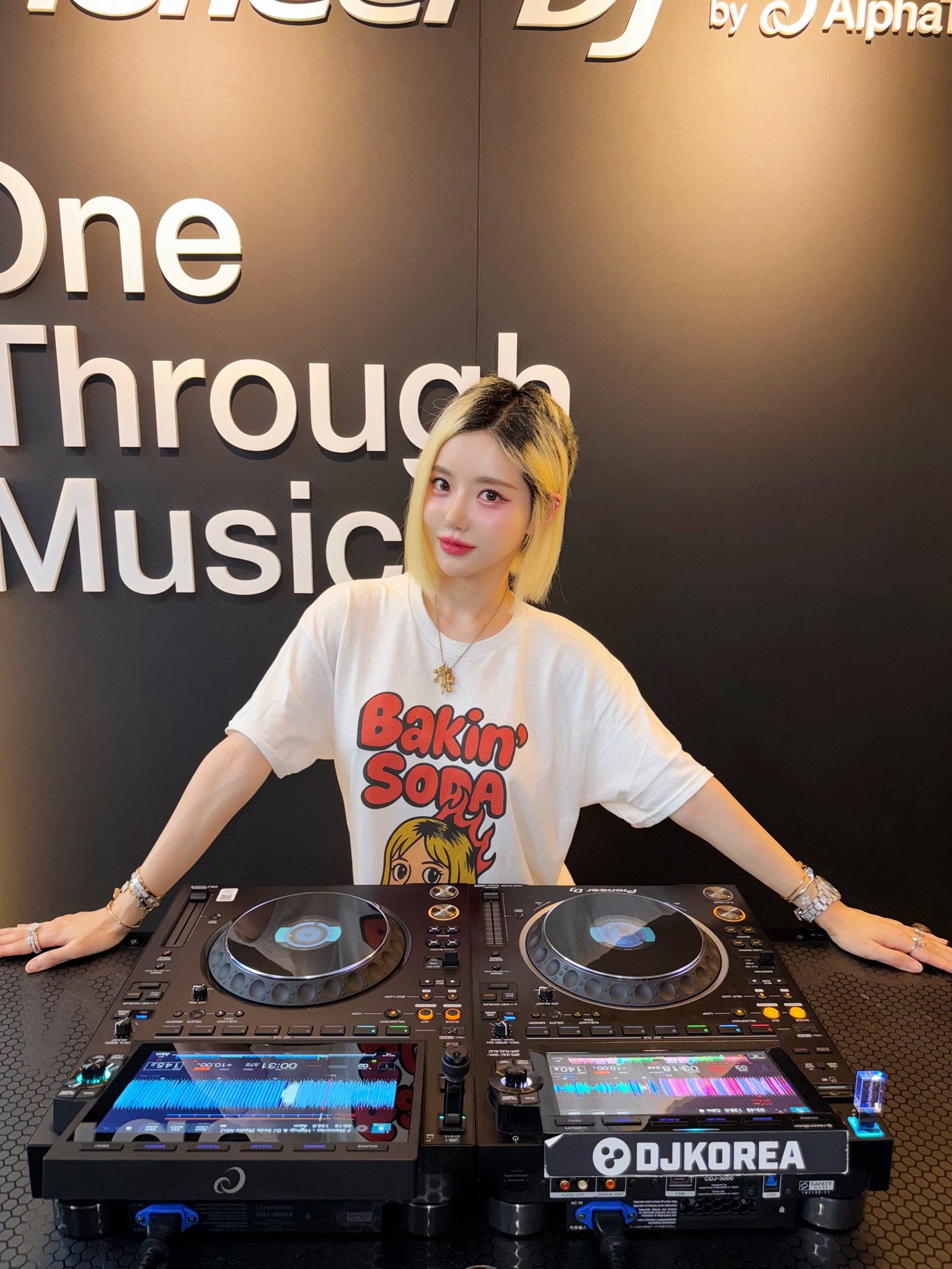 Nữ DJ suy sụp bật khóc, tóc rụng mảng lớn- Ảnh 5.