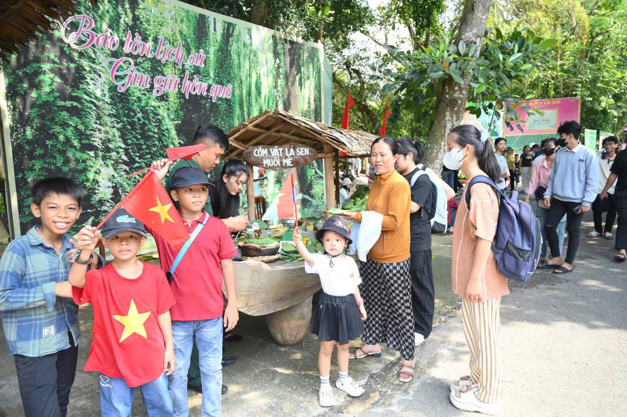 Bất ngờ lượng khách du lịch đến với các tỉnh miền Tây dịp lễ- Ảnh 5.