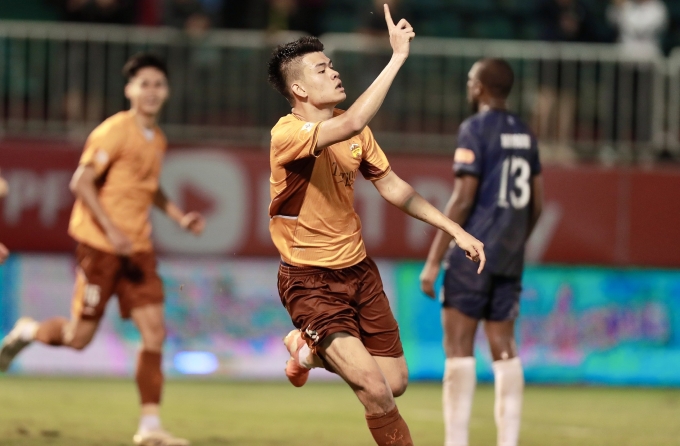 Đinh Quang Kiệt mừng bàn gỡ 1-1 cho HAGL trước Thanh Hoá vòng 11 V-League 2025-2026, tối 9/11 trên sân Pleiku. Ảnh: VPF