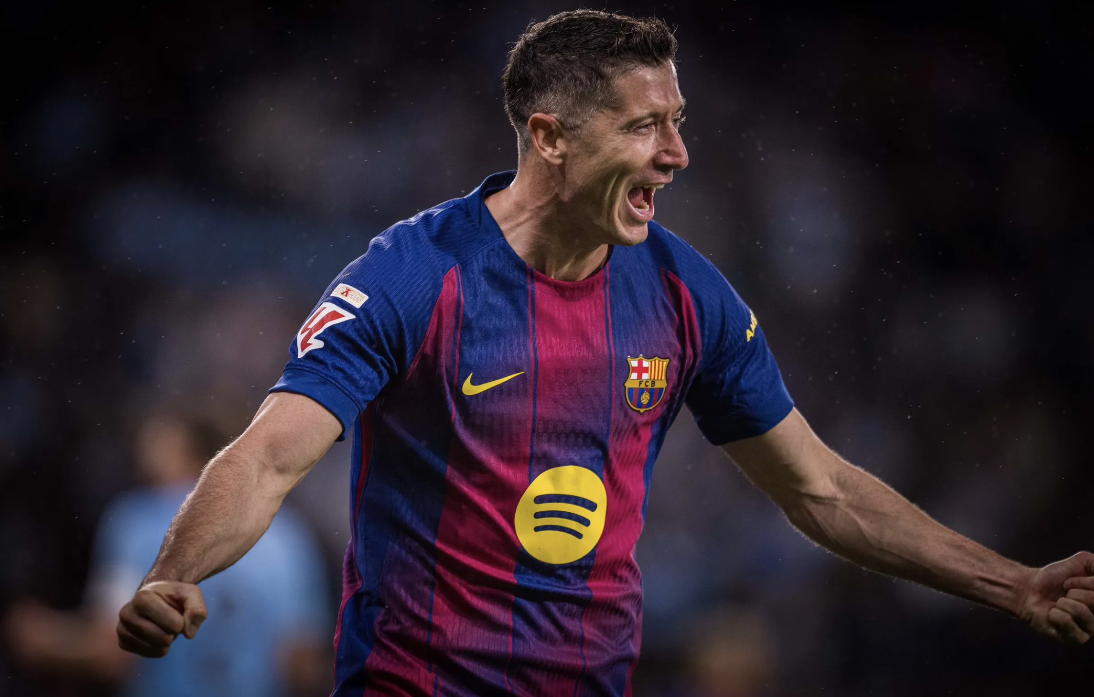 Lewandowski lập hat-trick, Barcelona ngược dòng hạ  Celta trận cầu 6 bàn - Ảnh 2.