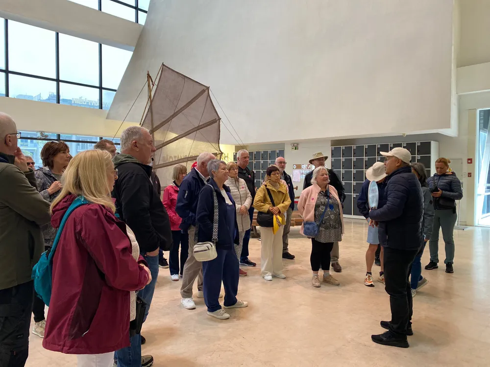 Khách quốc tế tham quan Bảo tàng Quảng Ninh. Ảnh: TT.