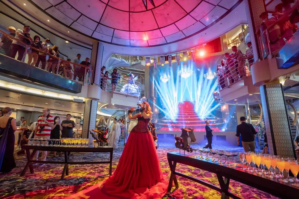 Các chương trình giải trí đa dạng trên tàu biển luôn là điểm nhấn hấp dẫn du khách.