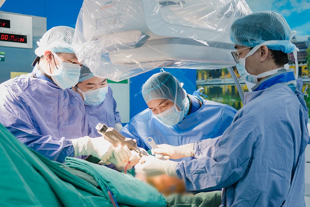 Phẫu thuật kết hợp xương ổ cối tại BVĐK Hồng Ngọc.