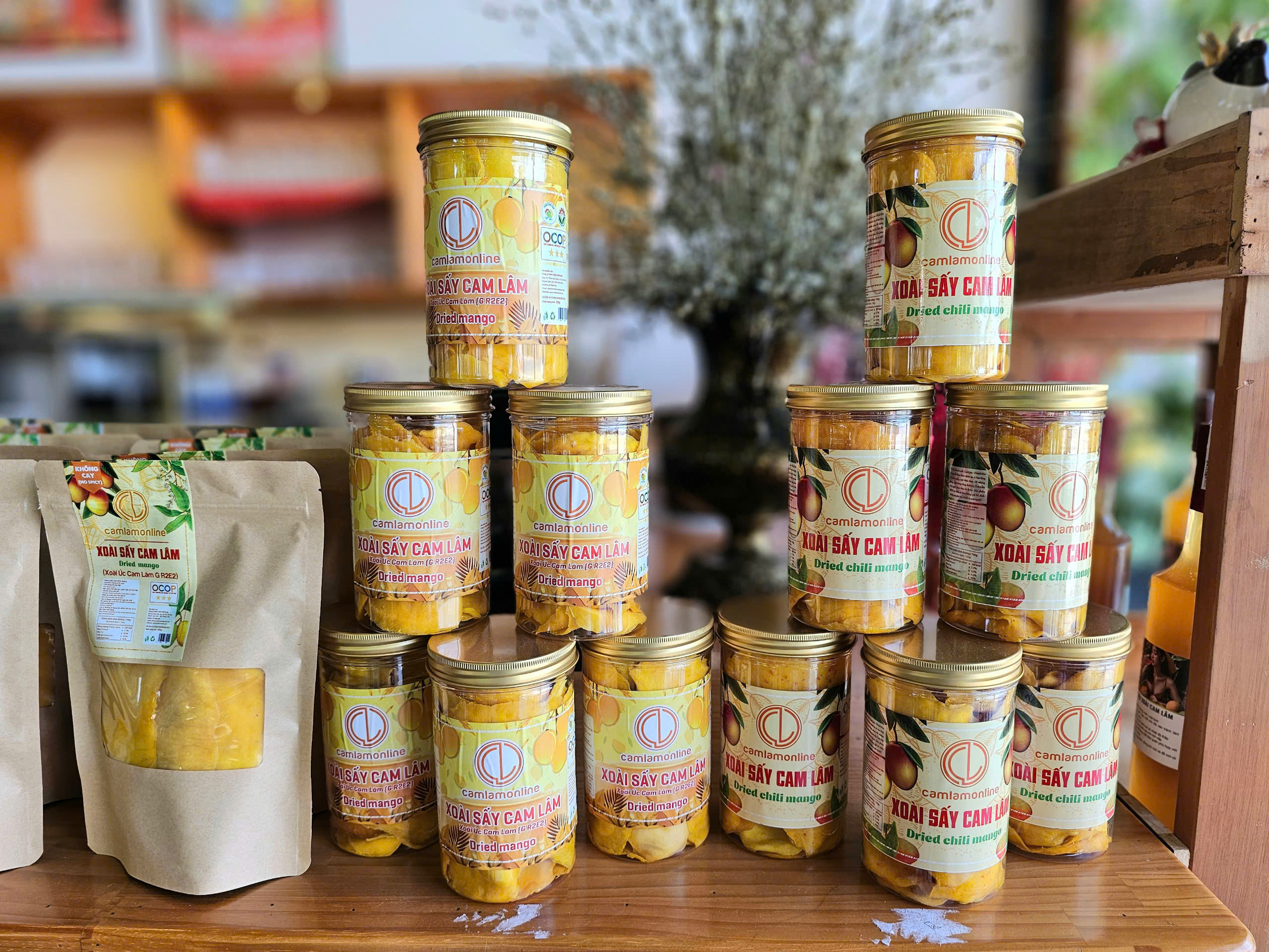 Xoài Úc chỉ còn hơn 1.000 đồng/kg, rụng đầy gốc không bán được- Ảnh 6.