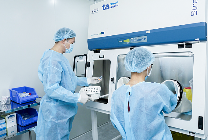 Kỹ thuật viên pha thuốc cho chị Hà trong phòng pha hóa chất áp suất âm với máy pha chế cách ly vô trùng. Ảnh: Bệnh viện Đa khoa Tâm Anh