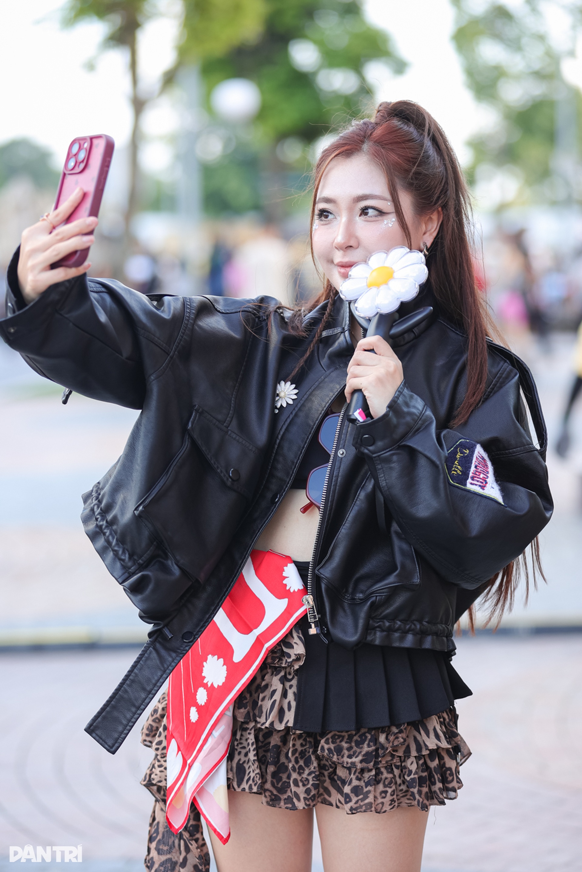 Mặc váy da màu đỏ quyến rũ như fan nữ của G-Dragon đầu mùa Thu - Đông - 5