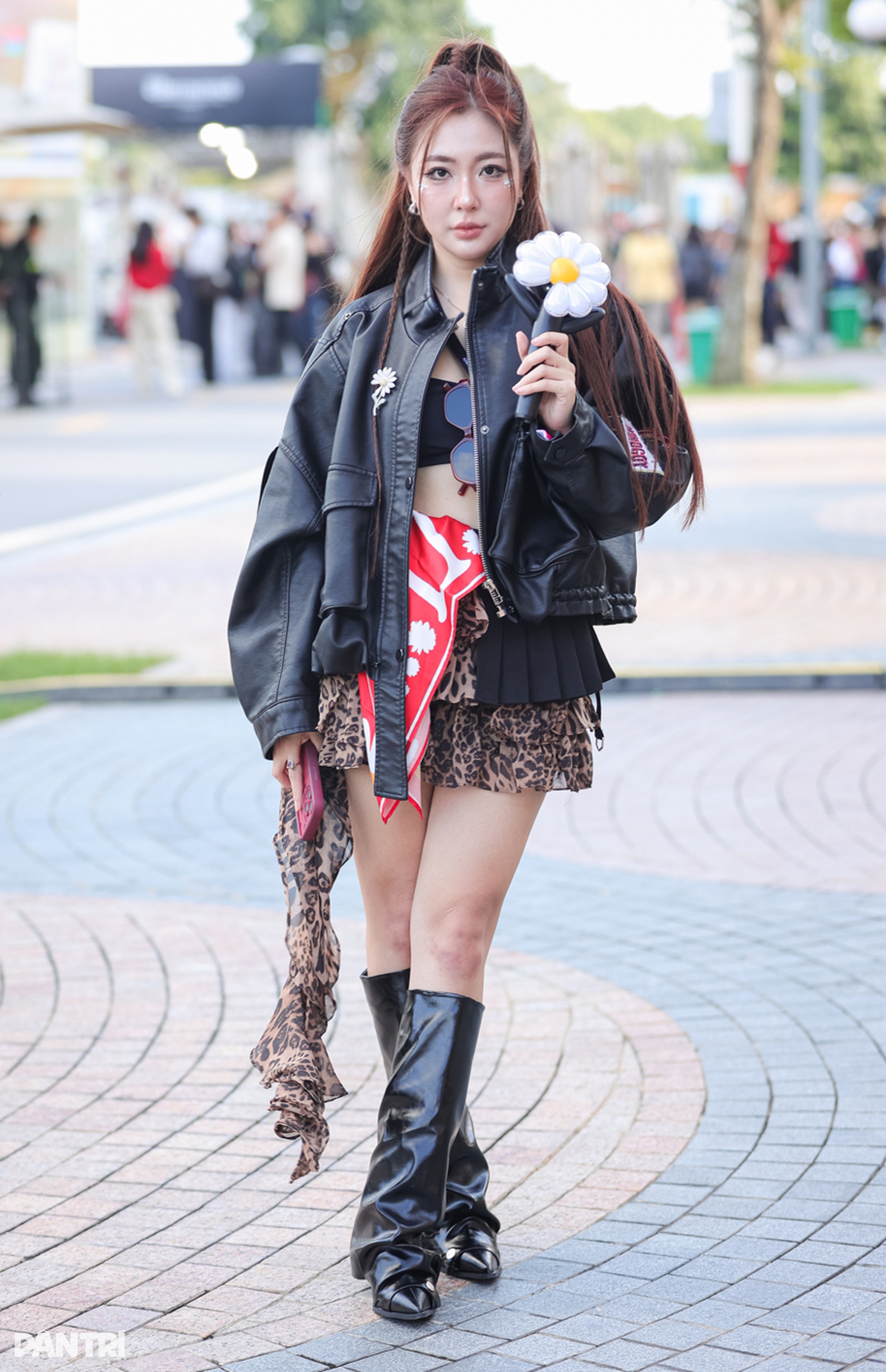 Mặc váy da màu đỏ quyến rũ như fan nữ của G-Dragon đầu mùa Thu - Đông - 4