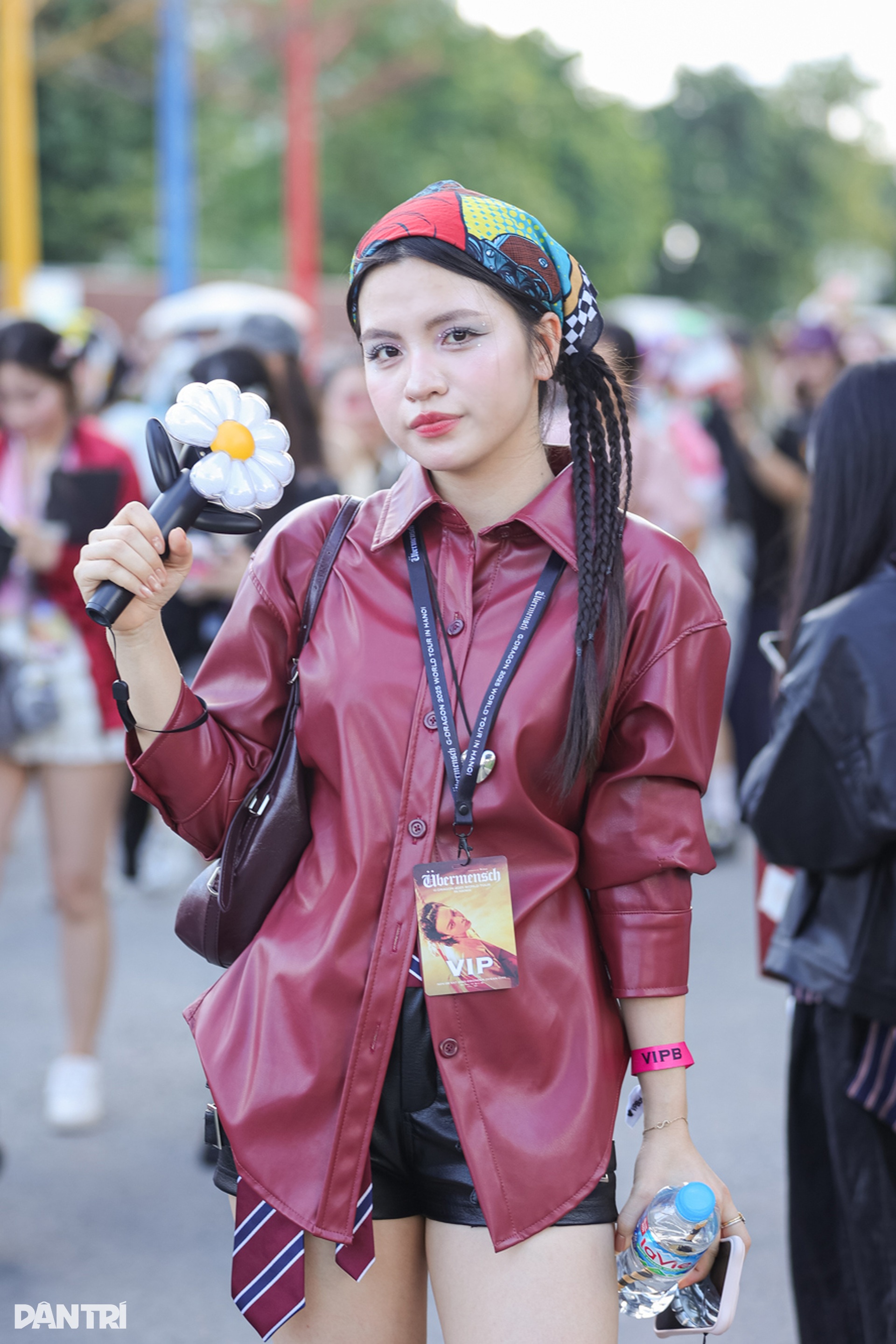 Mặc váy da màu đỏ quyến rũ như fan nữ của G-Dragon đầu mùa Thu - Đông - 6