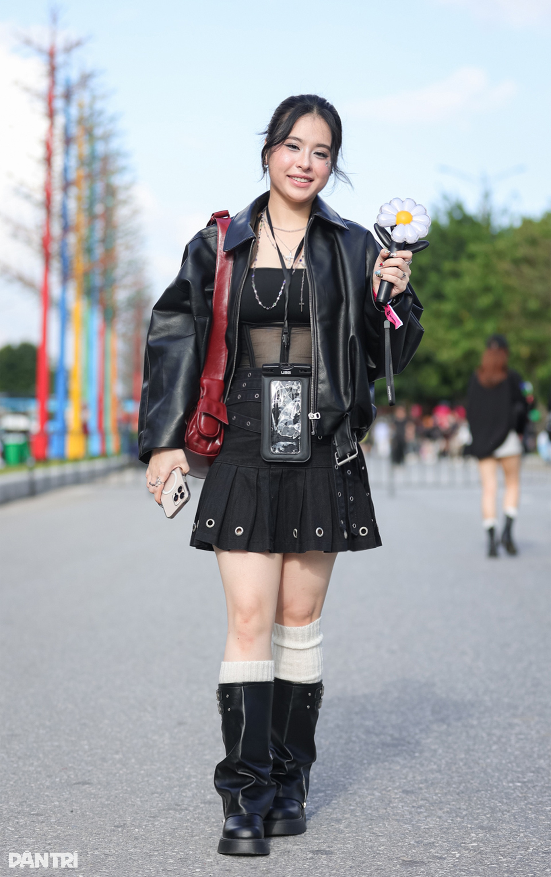 Mặc váy da màu đỏ quyến rũ như fan nữ của G-Dragon đầu mùa Thu - Đông - 7