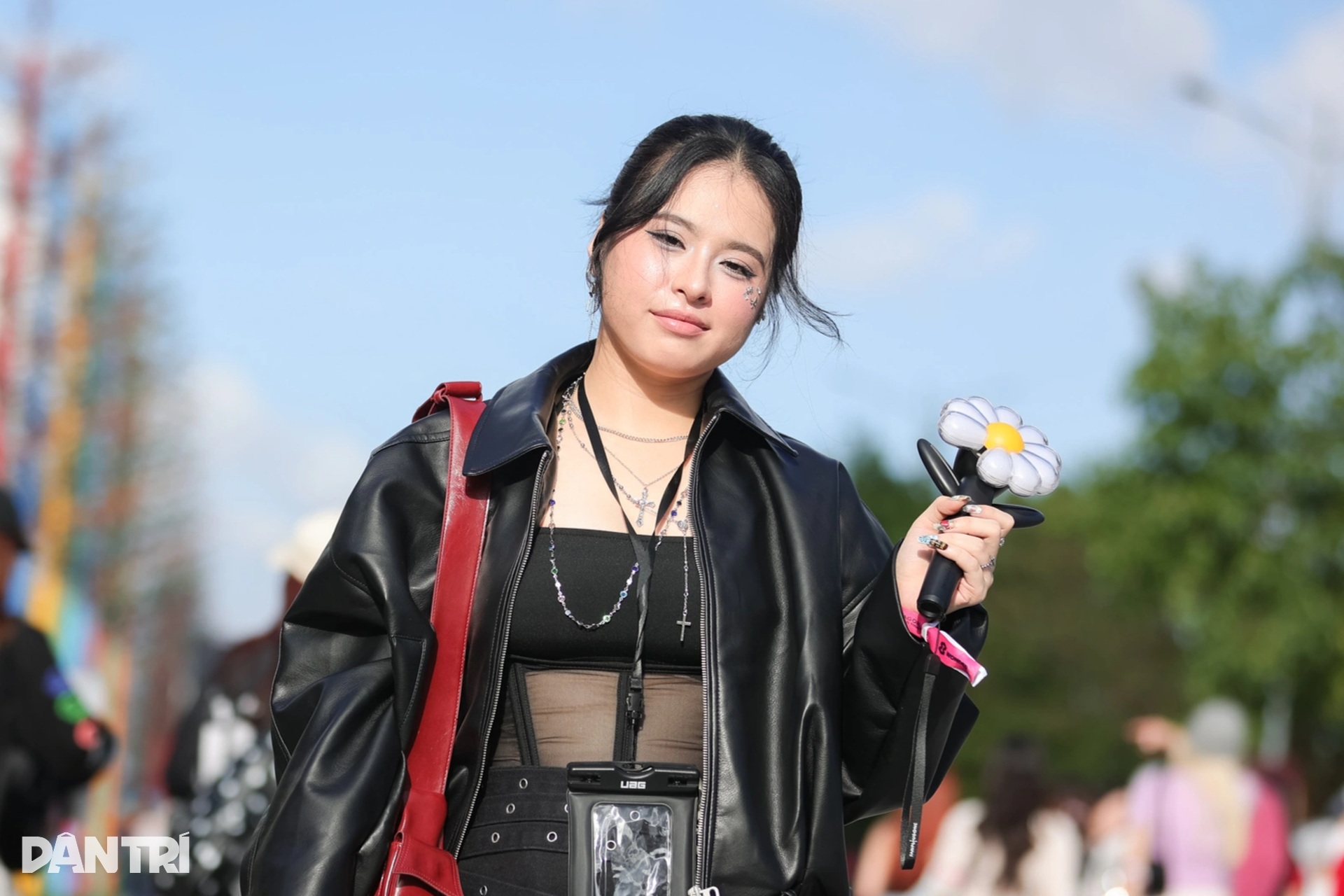 Mặc váy da màu đỏ quyến rũ như fan nữ của G-Dragon đầu mùa Thu - Đông - 8