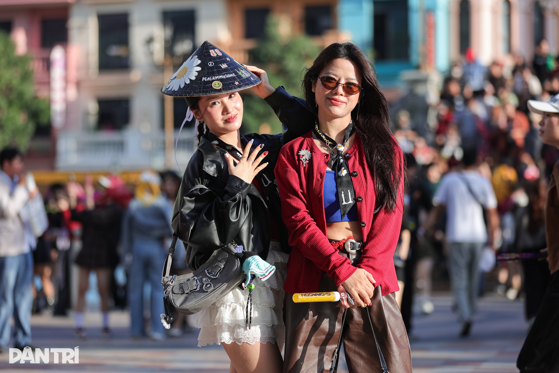 Mặc váy da màu đỏ quyến rũ như fan nữ của G-Dragon đầu mùa Thu - Đông - 9