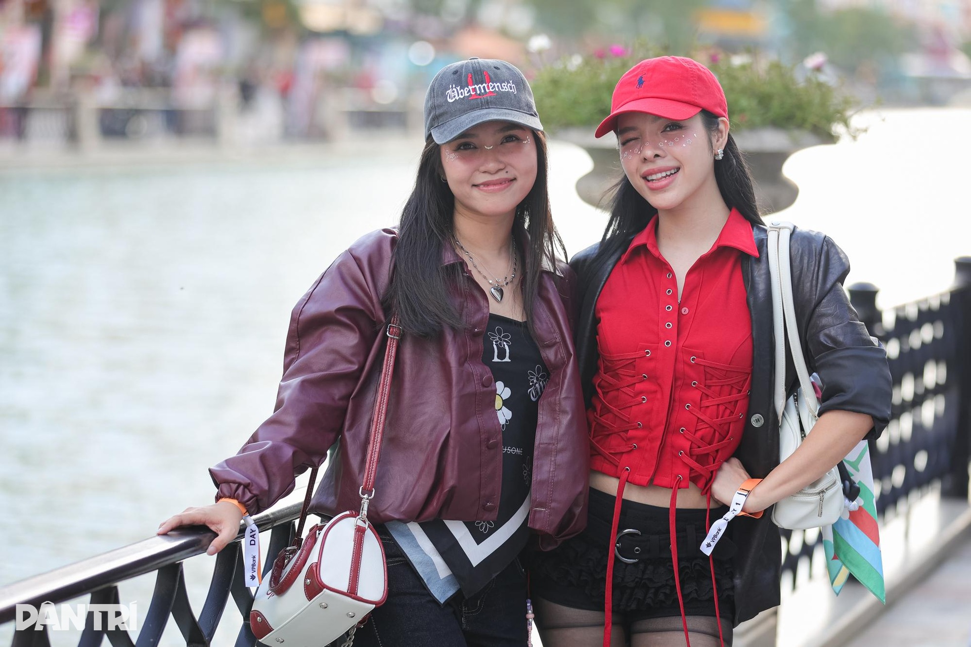 Mặc váy da màu đỏ quyến rũ như fan nữ của G-Dragon đầu mùa Thu - Đông - 12