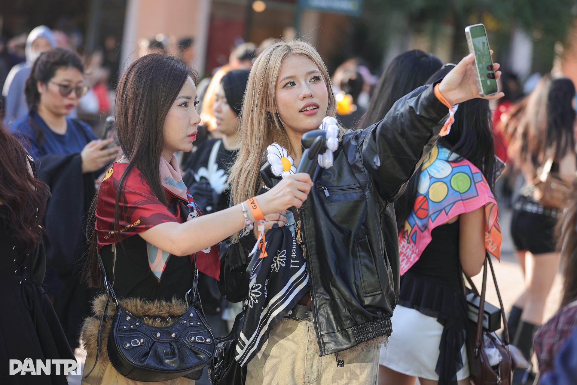 Mặc váy da màu đỏ quyến rũ như fan nữ của G-Dragon đầu mùa Thu - Đông - 13