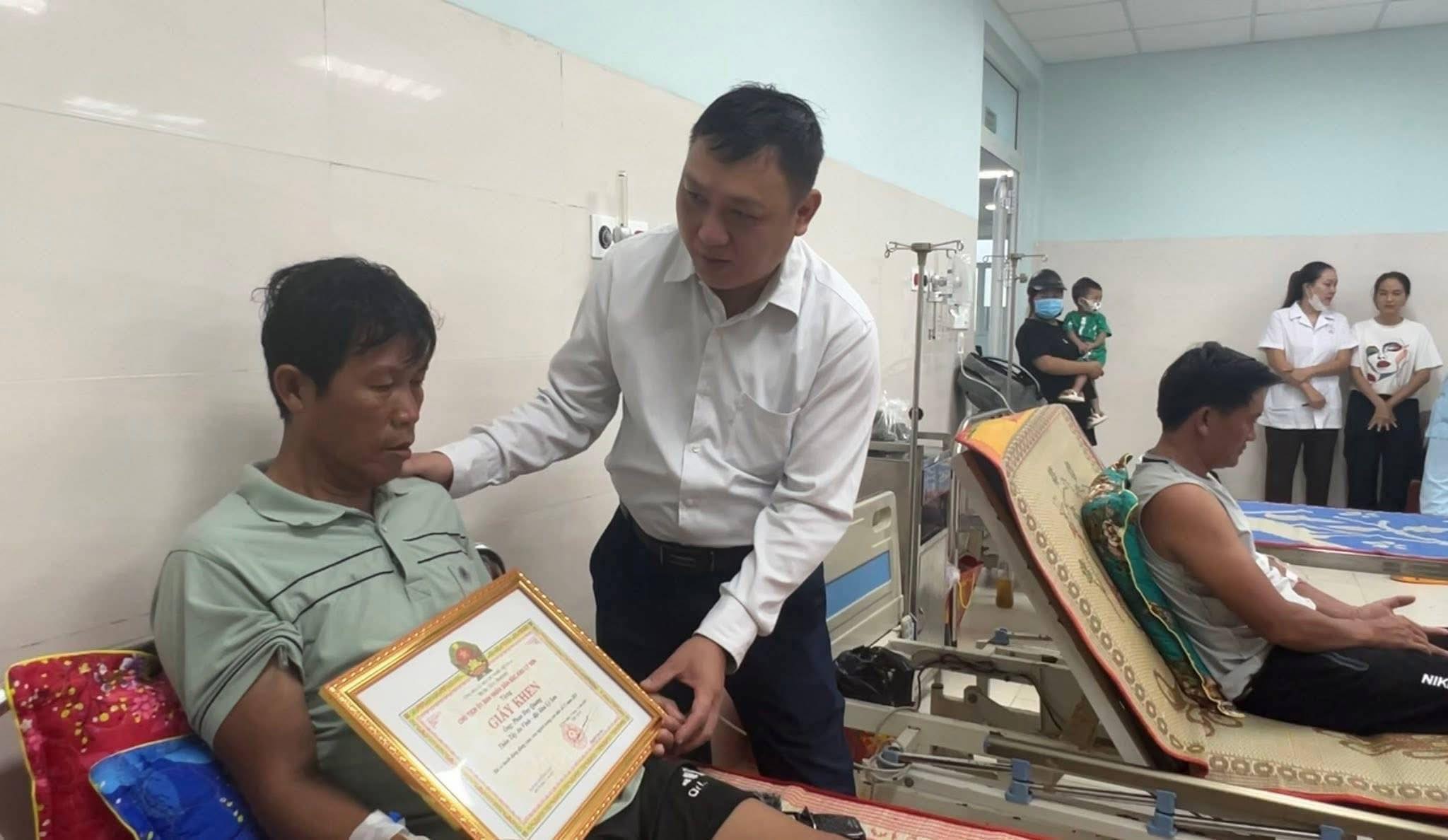 Khen thưởng người hùng cứu người giữa sóng gió ở Lý Sơn - Ảnh 2.