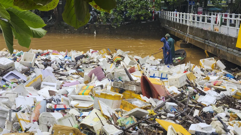 kinh-hai-canh-tuong-song-rac-dac-nghet-giua-long-thanh-pho-hue-sau-lu (10).jpg