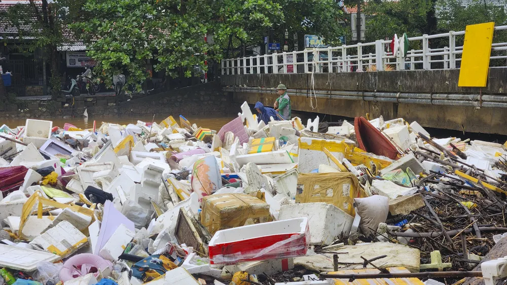 kinh-hai-canh-tuong-song-rac-dac-nghet-giua-long-thanh-pho-hue-sau-lu (17).jpg