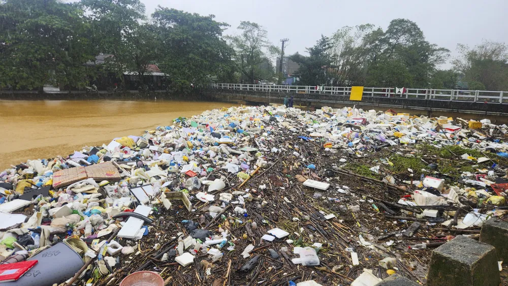 kinh-hai-canh-tuong-song-rac-dac-nghet-giua-long-thanh-pho-hue-sau-lu (9).jpg