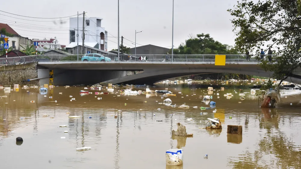 kinh-hai-canh-tuong-song-rac-dac-nghet-giua-long-thanh-pho-hue-sau-lu (23).jpg