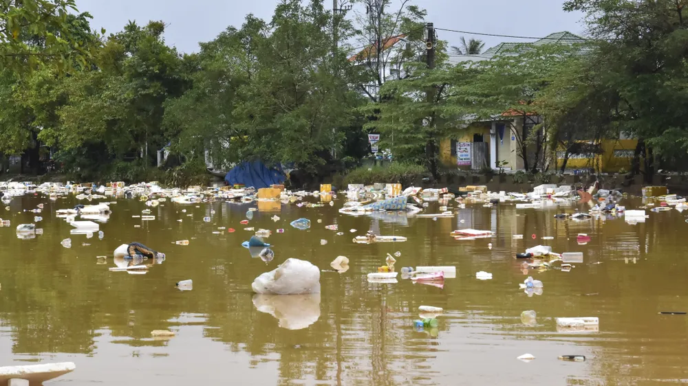 kinh-hai-canh-tuong-song-rac-dac-nghet-giua-long-thanh-pho-hue-sau-lu (25).jpg