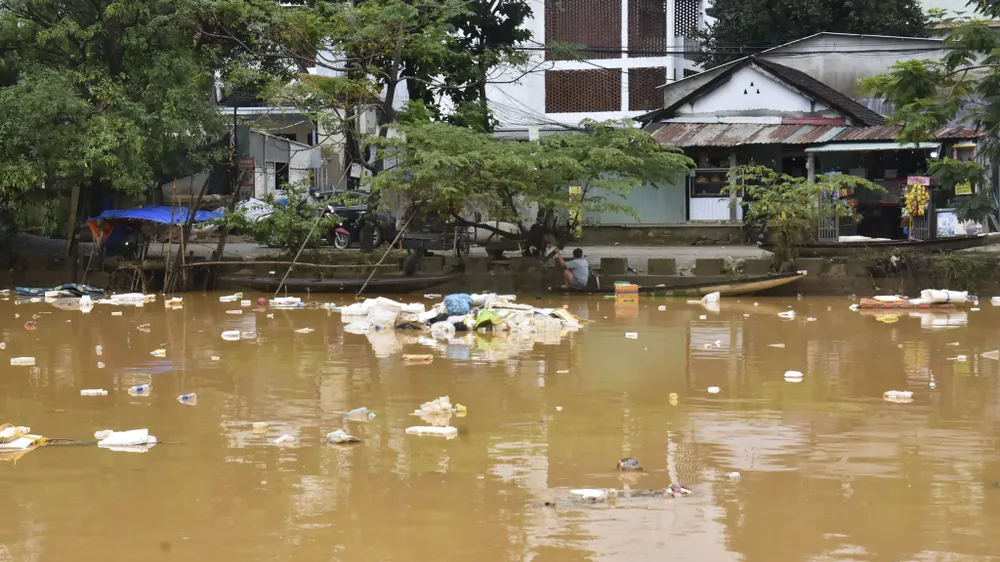 kinh-hai-canh-tuong-song-rac-dac-nghet-giua-long-thanh-pho-hue-sau-lu (20).jpg