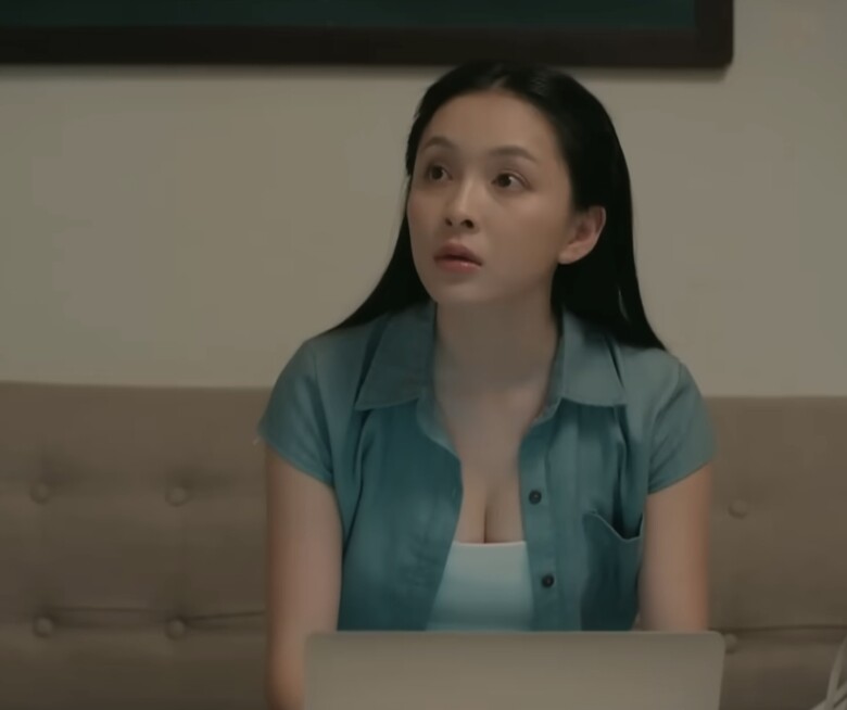 Nhiều ý kiến nhận xét trang phục mà Ngọc Trâm mặc trong phân cảnh này không phù hợp với bối cảnh.