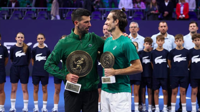 Djokovic (trái) rút khỏi ATP Finals, giúp Musetti (phải) nhận vé dự giải đấu này vào giờ chót. Ảnh: PDB