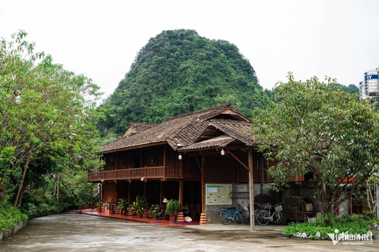 Một ngôi nhà sàn truyền thống được cải tạo để làm homestay đón khách