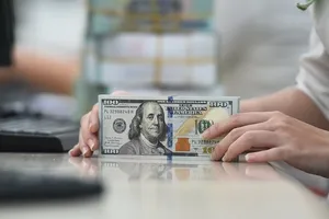 Lần đầu giá USD 'chợ đen' vượt mốc 28.000 đồng/USD