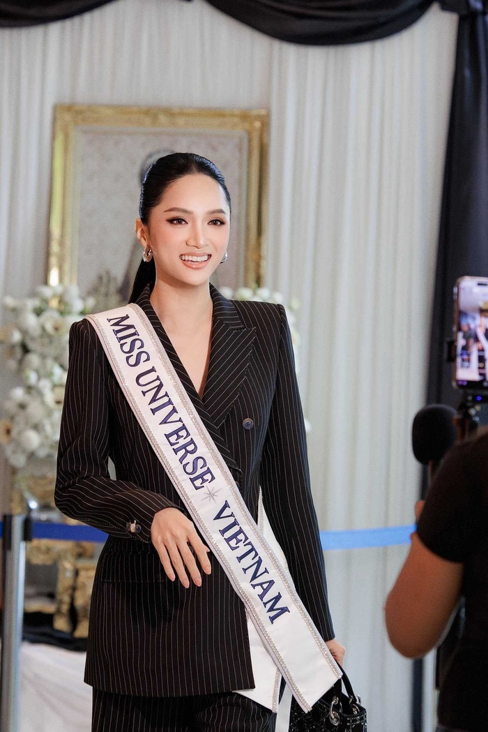 Hương Giang mang phụ kiện hơn 1 tỷ đồng khi tham dự Miss Universe 2025
