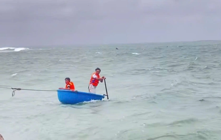 Quyết định của thuyền trưởng tàu cứu hộ ‘đâm tàu vào cảng’ để cứu 10 người - Ảnh 7.