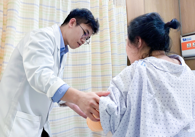 Bác sĩ Thạnh kiểm tra tình trạng người bệnh trước khi xuất viện. Ảnh: Bệnh viện Đa khoa Tâm Anh