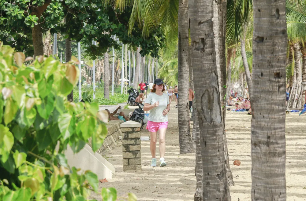 Khách du lịch quốc tế nghỉ dưỡng ở Nha Trang. Ảnh: XUÂN HOÁT _MG_9668.jpg