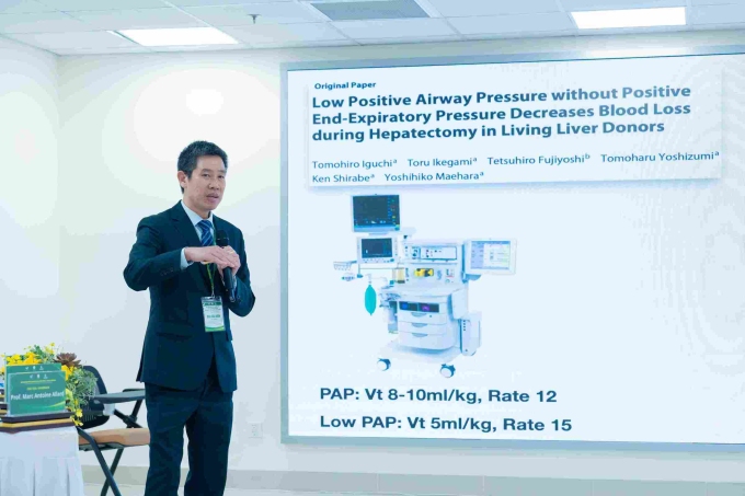 Báo cáo viên Vinmec chia sẻ chuyên môn ghép gan tại hội nghị. Ảnh: Vinmec