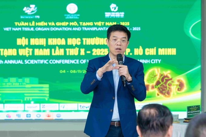 PGS.TS.BS Lê Văn Thành giải đáp chuyên môn ghép gan tại Hội nghị Ghép tạng 2025. Ảnh: Vinmec
