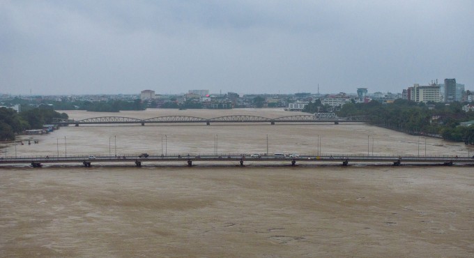 Cầu Trường Tiền trong đợt lũ lụt tại TP Huế hôm 27/10/2025. Ảnh: Nguyễn Phong