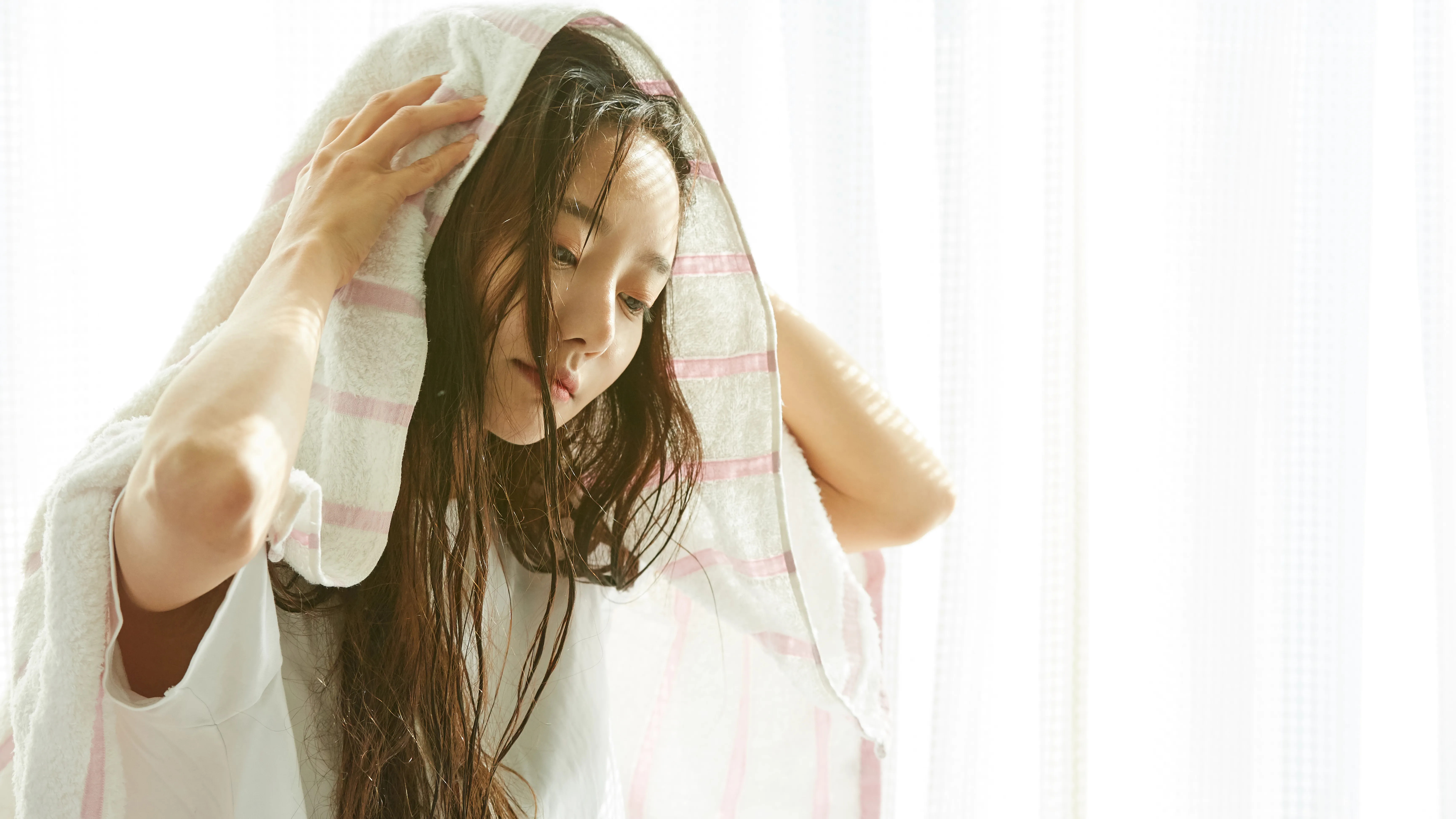 Vỗ nhẹ tóc để thấm bớt nước thừa trước khi sấy, giảm xơ rối và bảo vệ mái tóc luôn mềm mượt, khỏe mạnh.